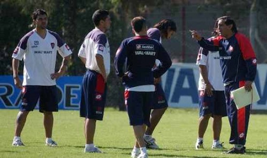 El riojano da las últimas indicaciones. Para enfrentar a la Liga de Quito deberá realizar tres modificaciones obligadas.