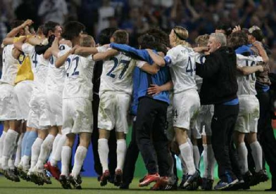 El plantel de Zenit sumergido en un festejo que no tuvo fin. Explosin. Papel picado y mucha euforia.