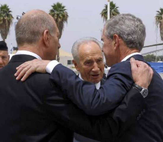 Casi al mismo tiempo que Bush era recibido por Olmert y Peres en Jerusalén, estallaba el misil en el concurri-do centro comercial de Askelon. 