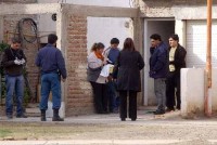 La policía levantó huellas y tomó declaraciones a los vecinos (arriba). El hermano y la ex mujer de la víctima se acercaron para conocer los detalles del caso.