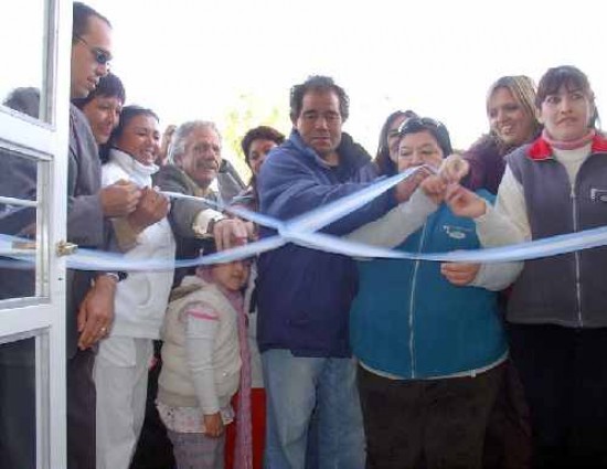 El gobernador Saiz y los vecinos cortan la cinta del saln de usos mltiples del barrio de Huergo.