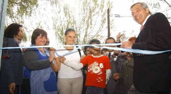 El gobernador asisti a la inauguracin del centro de cuidados infantiles 