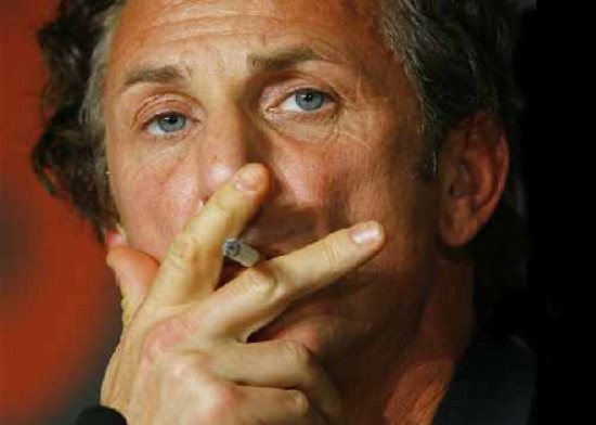 Sean Penn no le hizo caso a la prohibicin y encendi dos cigarrillos.
