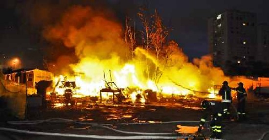 En las afueras de Nápoles, vecinos quemaron casillas de gitanos de origen rumano, a quienes acusan de diversos delitos. 