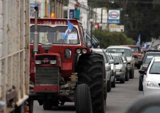Zapala fue el epicentro de las manifestaciones neuquinas. Los ruralistas sacaron sus tractores por las calles de Viedma.
