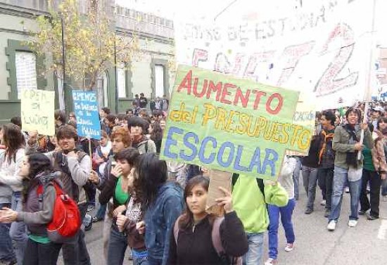 La manifestación arribó a la Gobernación, donde un grupo de alumnos fue recibido por el ministro de Gobierno, Educación y Cultura, Jorge Tobares.