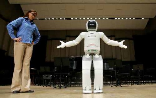 El ASIMO ya sube a los escenarios como director de orquesta.