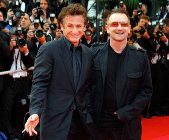 Glamour y rock:Bono se pase por la alfombra junto con el presidente del jurado Sean Penn. Catherine Deneuve es la madre en el drama francs que se present ayer