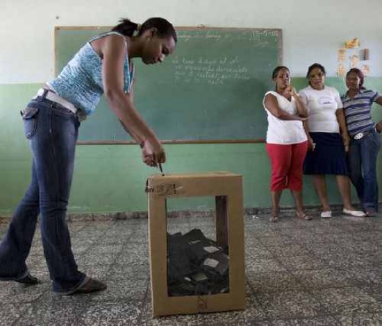 Unos 5,7 millones de do- minica-nos votaron ayer, preocu-pados por el alza de los alimen-tos y combus-tibles 