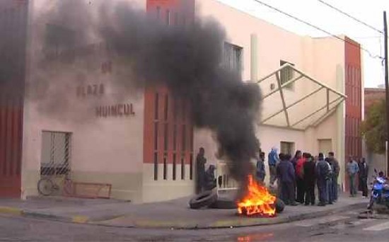 Los manifestantes insisten en que deben darles empleos en el yacimiento gasfero de 