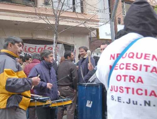 Cerca del medioda un centenar de afiliados que haba concurrido a la sede del TSJ bloque el trnsito en la calle Alberdi.