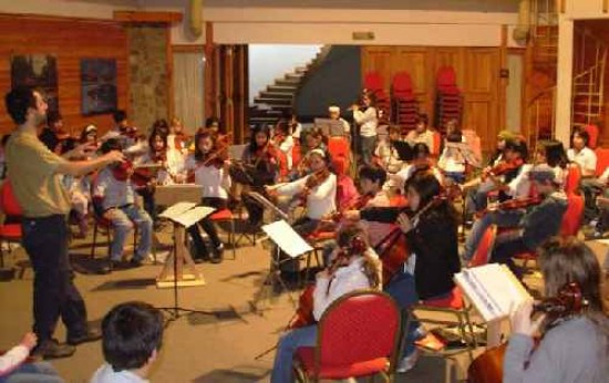 Los chicos de la Escuela - Orquesta Municipal, en pleno ensayo.