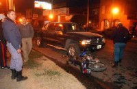 En la moto iban dos personas y tras chocar contra un auto golpearon contra una camioneta estacionada.