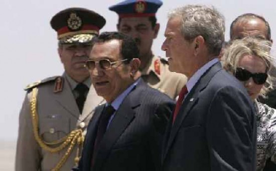 Bush en uno de los puntos de su gira por Medio Oriente, Egipto, con Mubarak.