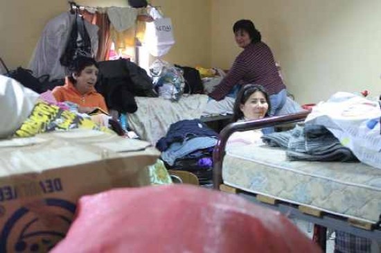 Evacuados de Chaitn en uno de los albergues de Puerto Montt. El viernes comenzaron a ser trasladados a cabaas.