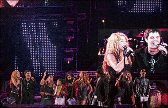  Shakira y Alejandro Sanz junto a Lerner y otros artistas hicieron delirar a una multitud calculada en 150.000 personas. 