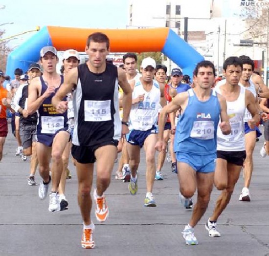 Un nutrido grupo de atletas corri por las calles neuquinas.