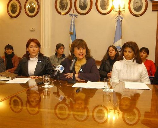 Pechen estuvo acompañada por la diputada Alicia Comelli y las legisladoras del MPN Graciela Castañón y Silvia de Otaño.