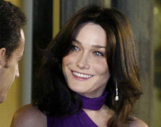 Carla Bruni saca su primer disco luego de su casamiento con Sarkozy.