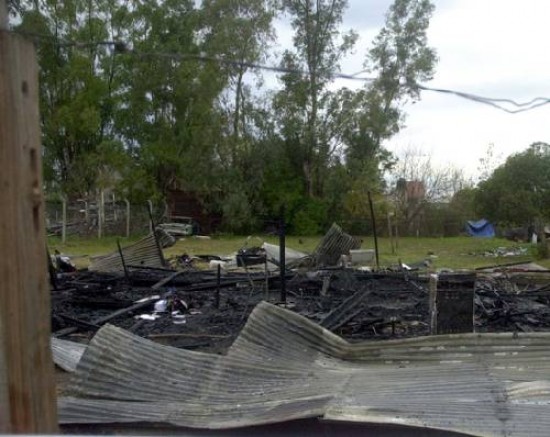 La casilla ubicada en un barrio de La Plata ardi por completo.