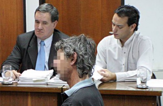 El taxista Alejandro Rodrguez (a la derecha y de camisa blanca) est acusado de matar a golpes a Vernica Folik.