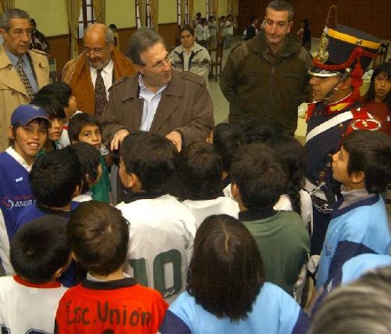 Wayne se reunió con chicos de un club de fútbol barrial que dirige el juez federal Guillermo Labate. 