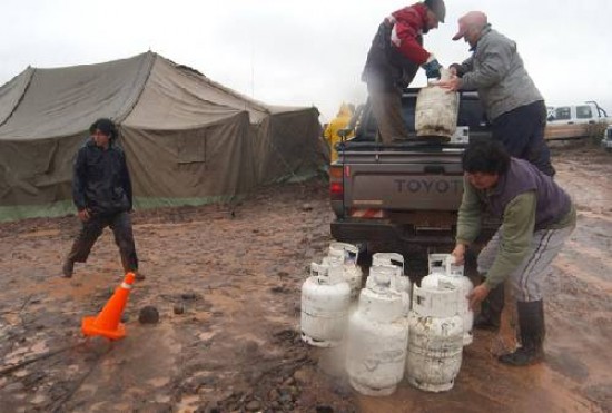 Los pobladores recibieron agua envasada, lea, garrafas y baos qumicos.
