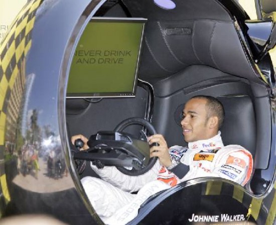 Lewis Hamilton aprovech su da libre para entrenar en su simulador del equipo McLaren.