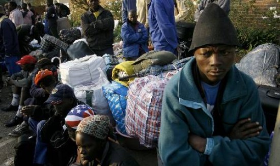 Miles de zimbabuenses, somalíes y de otras nacionalidades están huyendo de las agresiones 