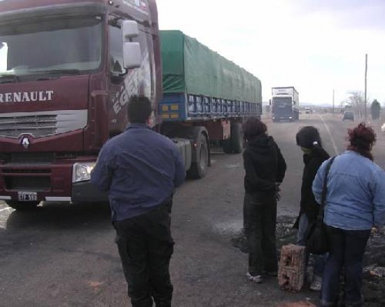 Cuando los camioneros amagaron con cruzar los camiones y hacer un "contrapiquete", los manifestantes abrieron el paso por una hora.