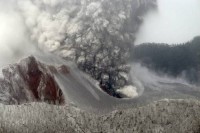Pese al comienzo de una nueva etapa de la erupción, el volcán continuó despidiendo nubes de cenizas.