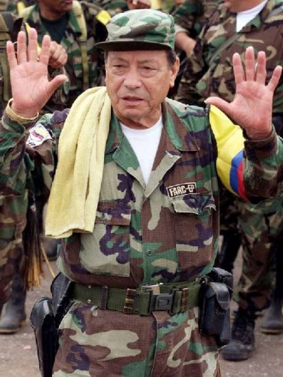 "Tirofijo" junto al comandante Jorge Briceño, alias "Mono Jojoy" -ambos líderes de las FARC- en una fotografía tomada en abril del 2000. En febrero del 2001 "Tirofijo" exhibía su poder guerrillero ante la prensa internacional. 