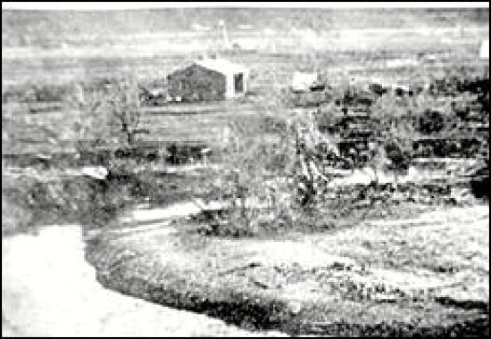 En primer plano, la casa de Austin en el Esquel de 1915 