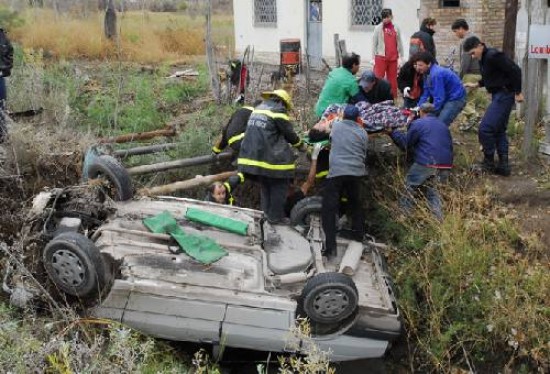 Los bomberos trabajaron 25 minutos para sacar a la mujer. Por suerte el canal est seco.