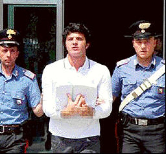 El hermano del jefe del clan, Giuseppe Iovine, es llevado por los "carabinieri". 