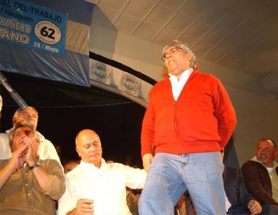 Sergio Rodríguez con el secretario general de la central obrera nacional, Hugo Moyano, en el colorido acto de ayer.