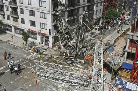 La gigantesca gra cay desde el edificio en construccin y se desplom contra un edificio de departamentos causando daos en al menos 12 pisos. (FOTOS: AP)