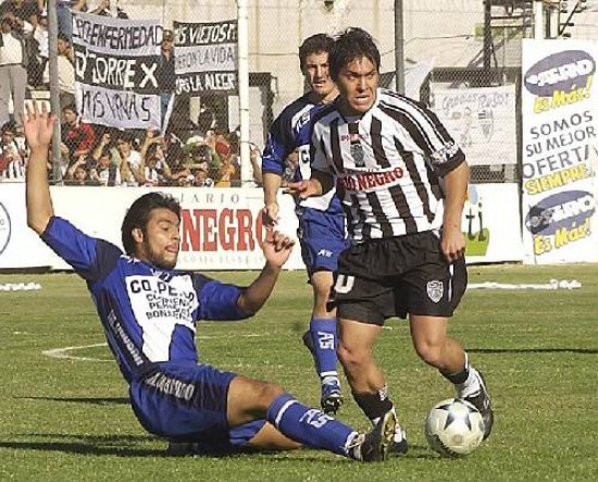 Daniel Carou estar por segundo partido consecutivo en la posicin de enganche y ser la salida para el once que orienta Domingo Perilli.