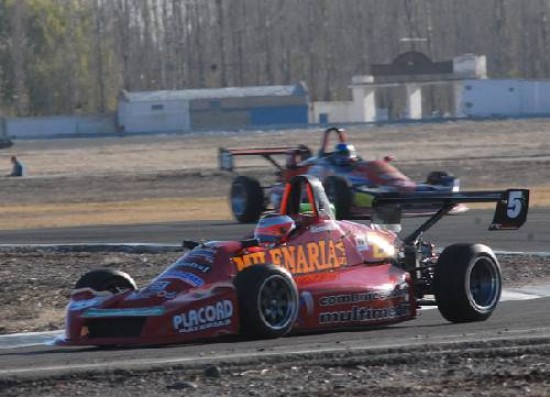 Germn Caballero (foto), ratific su buen trabajo de los ensayos y logr el mejor tiempo en la clasificacin para la tercera fecha del certamen anual de la Frmula Renault Pampeana, que present a 19 pilotos en el autdromo roquense. Con varias neutralizaciones por la reiterada aparicin de las banderas rojas, producto de los despistes, Caballero registr 1m 36s 15/100 para quedarse con el 