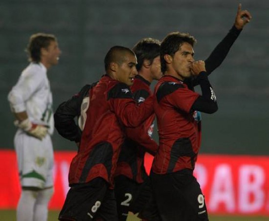 Salcedo hizo festejar a la mitad de Rosario. 