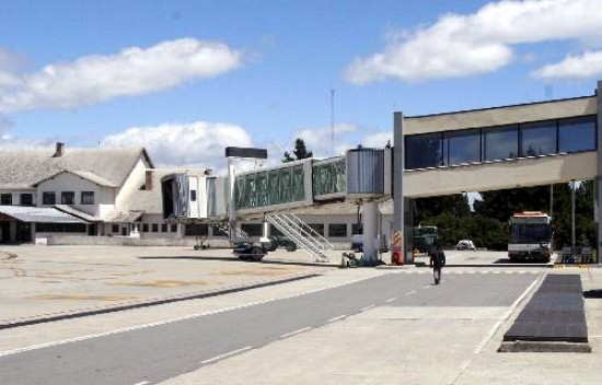 El aeropuerto de Bariloche tuvo poca actividad. El riesgo a un problema mecnico en pleno vuelo fue determinante.