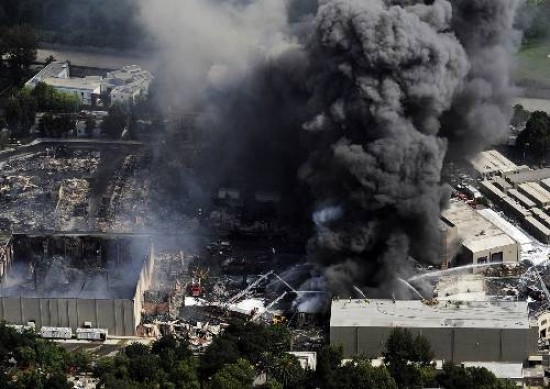 Alrededor de 400 bomberos participaron en el combate a las llamas, que llegaron a medir en algn momento treinta metros de altura.