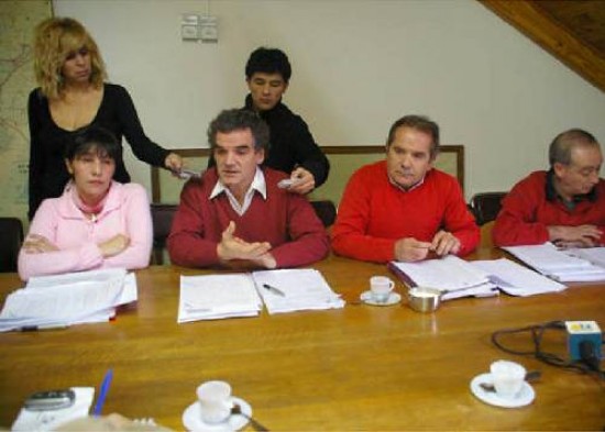 Los concejales opositores apuntaron contra el presidente de la comisión de Economía, Oreste González, a quien calificaron de "operador del MPN".