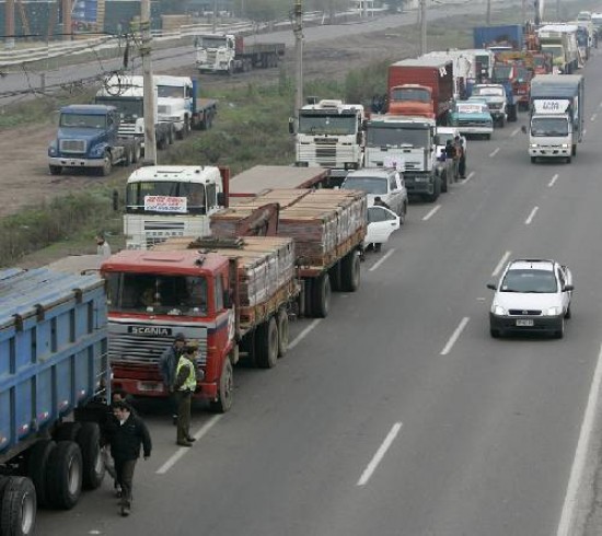 Los transportistas reclamaban eliminar impuesto al gasoil.