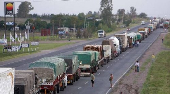 El desabastecimiento que empezaron a generar los transportistas de cereales obligó a las entidades rurales a levantar el paro para el lunes.