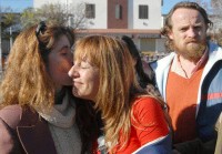 La viuda de Fuentealba, Sandra Rodríguez, se estrechó a la salida con Marcela Pilar Roa, cuyo testimonio fue el más importante.
