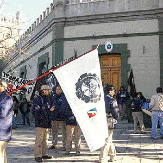 Los obreros marcharon ayer desde el monumento a San Martín a la Casa de Gobierno.