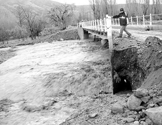 La crecida del río Curi Leuvú provocó desastres en todo el sistema de riego. Esperan un relevamiento del área de Recursos Hídricos.