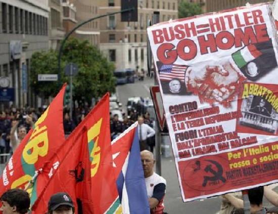 Manifestantes italianos cuestionan a Bush y sus políticas. 