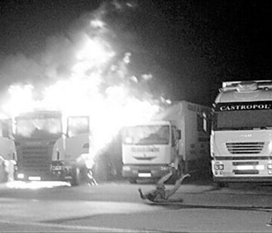 En medio de la protesta de transportes, cuatro camiones fueron incendiados ayer en Alicante, uno de ellos con su conductor en el interior, quien resultó con quemaduras de segundo grado en el 60% de su cuerpo, en el marco de la protesta que paralizó España. Según las primeras valoraciones, los incendios sucedidos en el polígono de Las Granadinas de San Isidro habrían sido intencionales, revelaron en un comunicado fuentes del Consorcio Provincial de Bomberos citadas por la agencia de noticias Europa Press. El conductor del camión permanece internado en estado grave funcional en Alicante, según fuentes del Centro de Urgencias. 